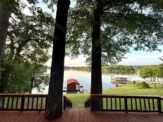 Exterior, Lake