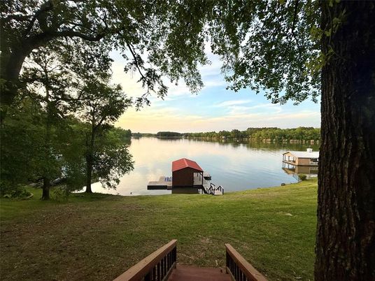 Exterior, Lake