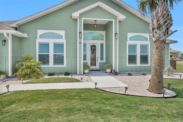 Exterior, Facade, Ranch