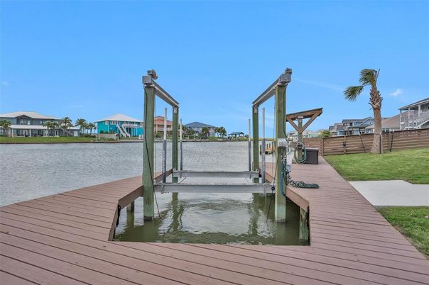 Exterior, Lake