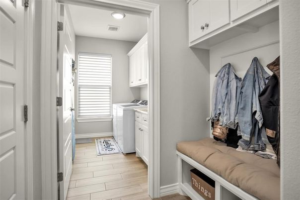 Interior, Recessed Lighting, Washer, Wood Texture Flooring