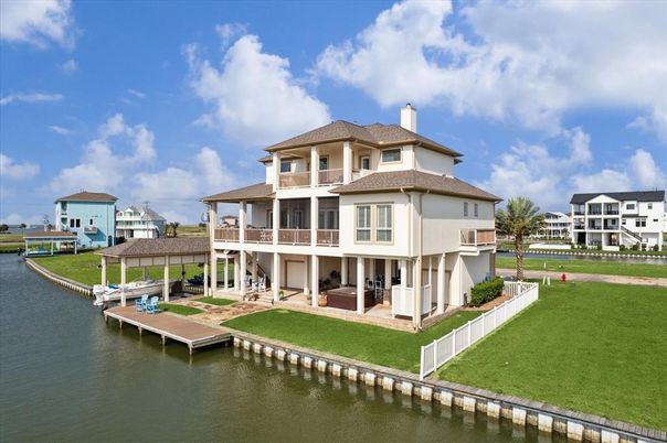 Exterior, Lake