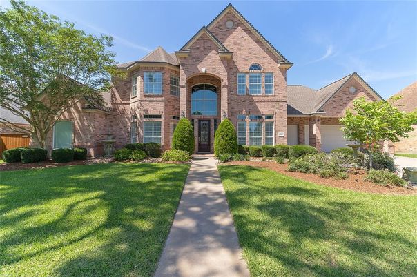 Exterior, Facade, Brick Facade, Brick Traditional