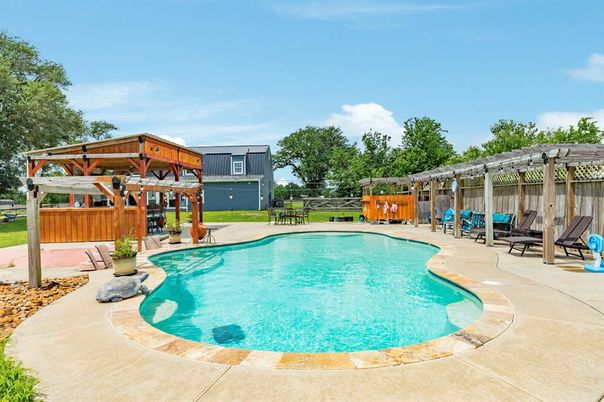 Exterior, Pool