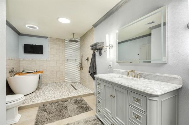 Bathroom, Dual Sink Vanities, Interior, Recessed Lighting