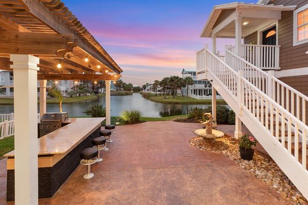 Exterior, Lake