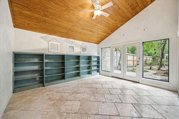 Empty room, Interior, Wooden Ceilings