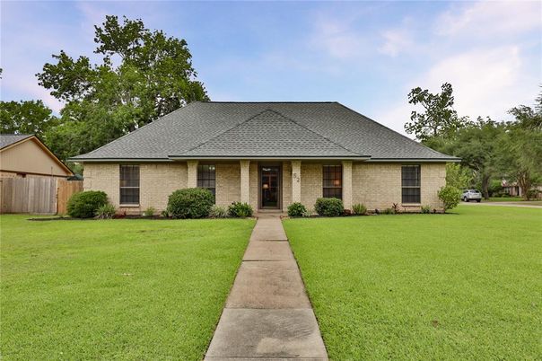 Backyard, Exterior, Facade, Brick Facade, Ranch