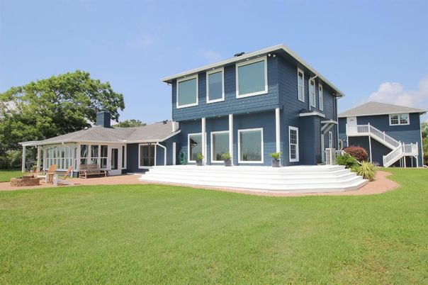 Backyard, Exterior, Facade, Split Level