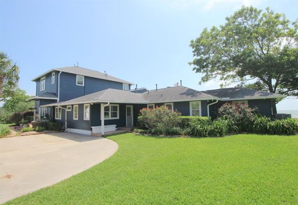 Backyard, Exterior, Facade, Split Level