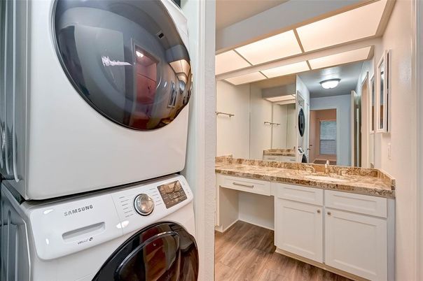 Interior, Utility Closets, Washer, Wood Texture Flooring
