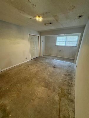 Empty room, Interior