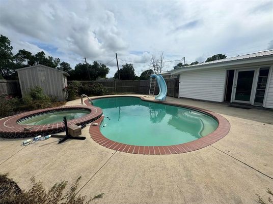 Exterior, Pool