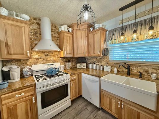 Interior, Kitchen, Pendant Lights, Wood Texture Flooring