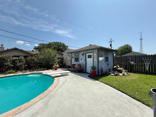 Exterior, Pool