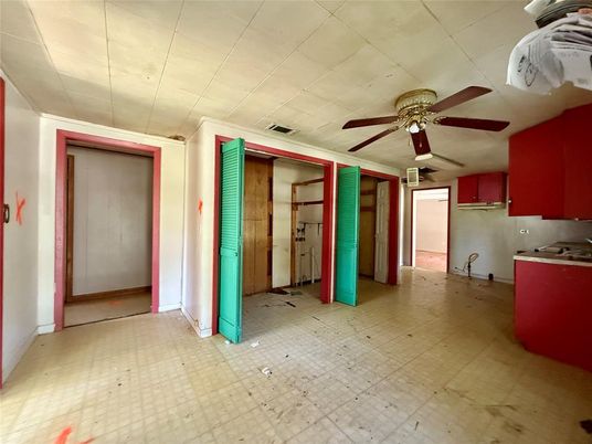 Empty room, Interior