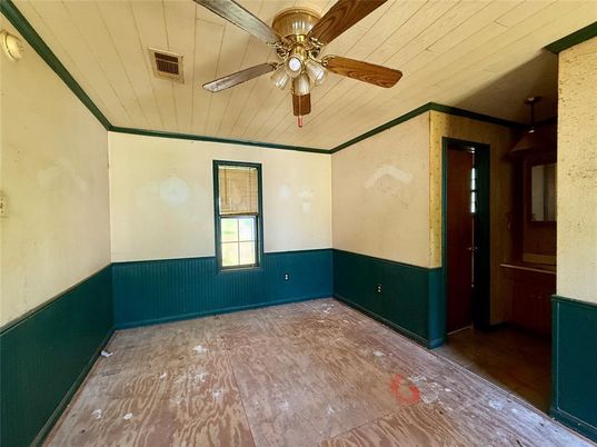 Empty room, Interior