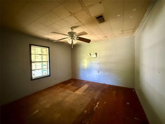 Empty room, Interior