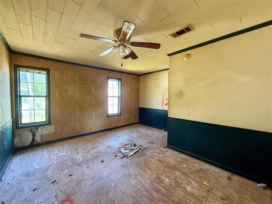 Empty room, Interior
