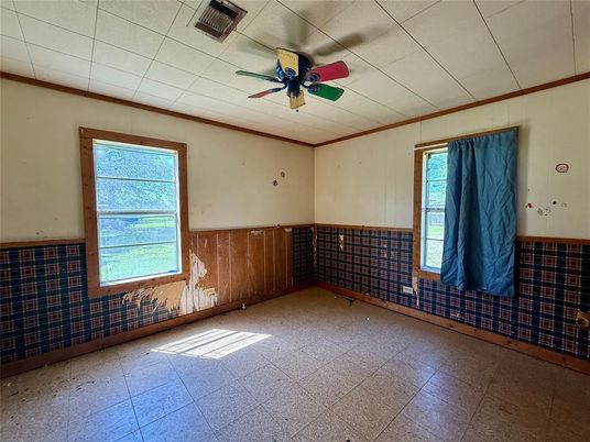 Empty room, Interior