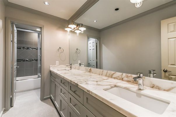 Bathroom, Dual Sink Vanities, Interior, Recessed Lighting