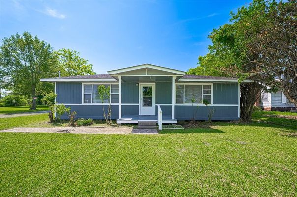 Exterior, Facade, Ranch