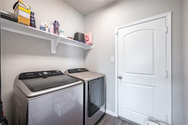 Interior, Washer, Wood Texture Flooring