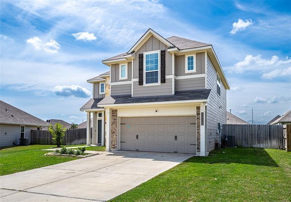 Attached, Exterior, Facade, American Craftsman