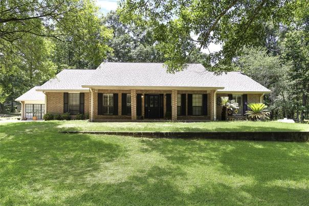 Exterior, Facade, Ranch