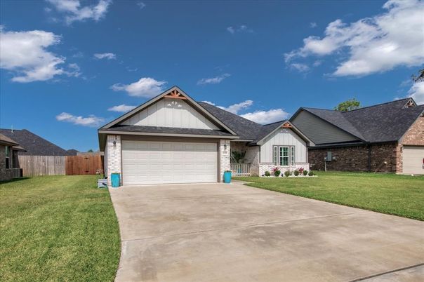 Attached, Backyard, Exterior, Facade, Brick Facade, Ranch