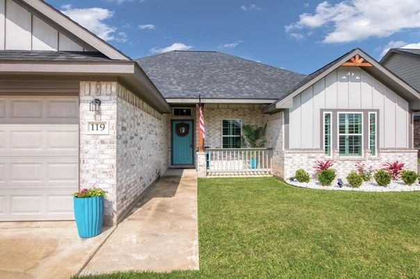 Attached, Exterior, Facade, Ranch
