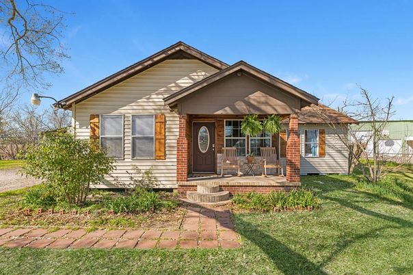Exterior, Facade, Brick Facade, American Craftsman