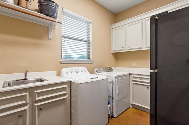 Interior, Washer, Wood Texture Flooring