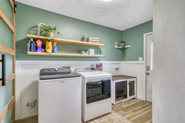 Interior, Washer, Wood Texture Flooring