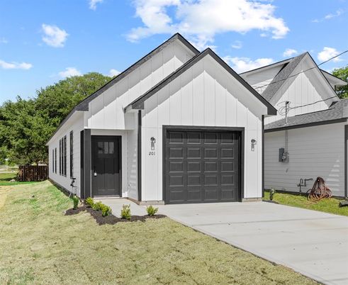 Attached, Exterior, Facade, Farmhouse