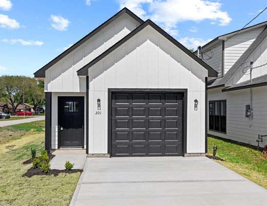 Attached, Exterior, Facade, None