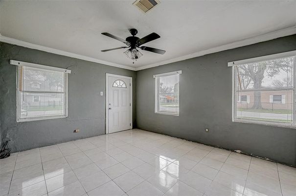 Empty room, Interior