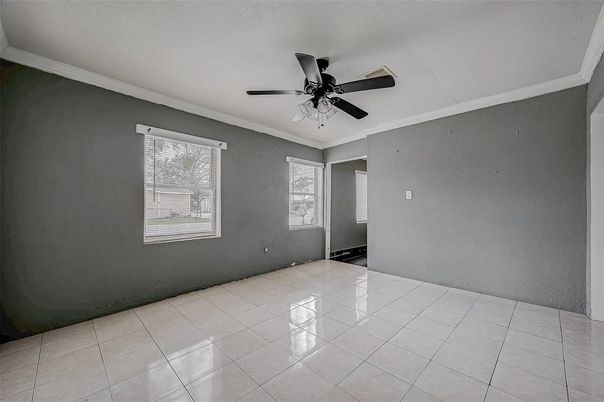 Empty room, Interior