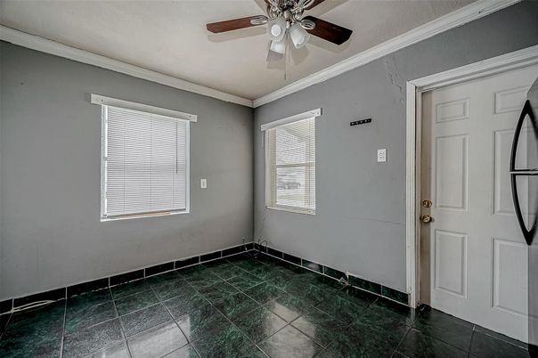 Empty room, Interior