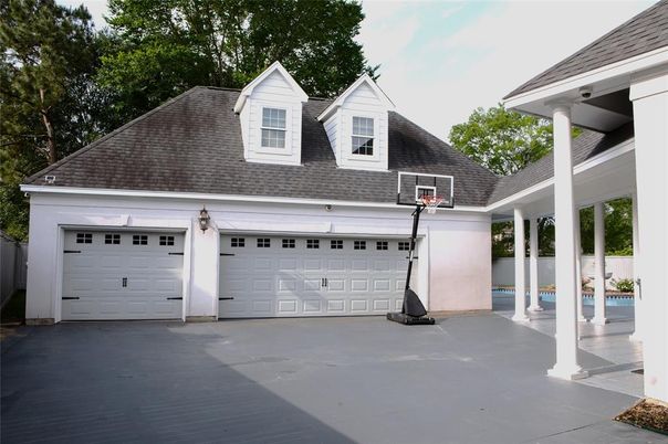 Attached, Exterior, Facade, Cape Cod