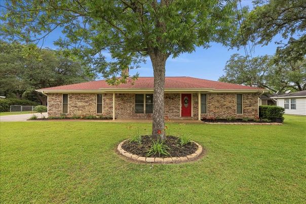 Backyard, Exterior, Facade, Brick Facade, Ranch