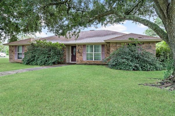 Exterior, Facade, Brick Facade, Ranch