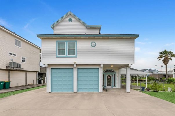 Attached, Exterior, Facade, Split Level