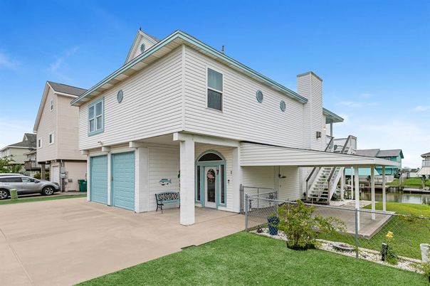 Attached, Exterior, Facade, Water, Farmhouse