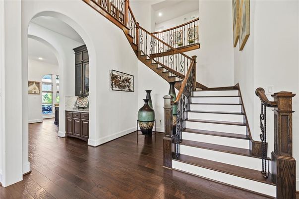 Interior, Recessed Lighting, Wood Texture Flooring
