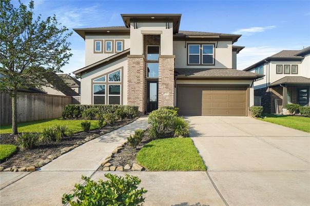 Attached, Exterior, Facade, Brick Facade, Modern