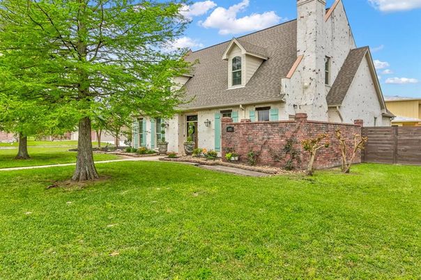 Backyard, Exterior, Facade, Brick Facade, Cape Cod
