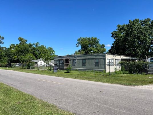 Exterior, Facade, Ranch
