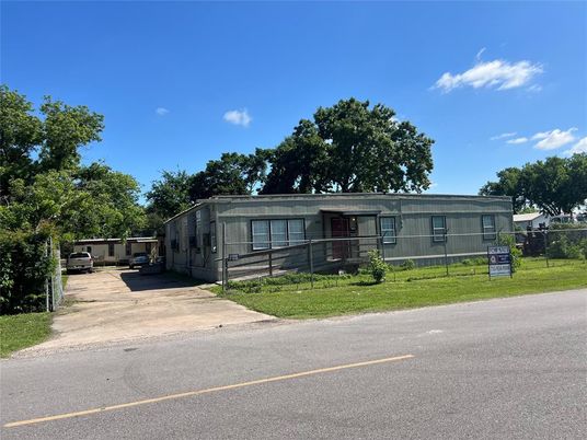 Exterior, Facade, Ranch