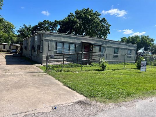 Exterior, Facade, Ranch
